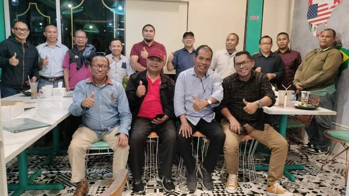 Keluarga dan kenalan sepakat Herman Hemmy maju calon Bupati Manggarai Timur. Foto: Ist.
