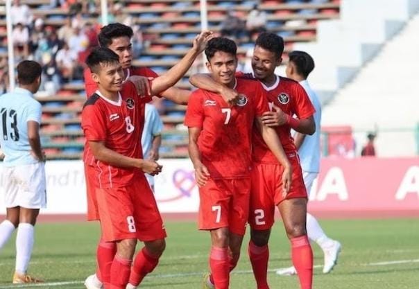 Timnas Indonesia merayakan gol Marselino Ferdinan ke gawang Myanmar di laga kedua Grup A sepak bola SEA Games 2023 U-22 di Olympic Stadium, Kamis (04/05/2023) sore WIB. Foto: Repro Bola.net