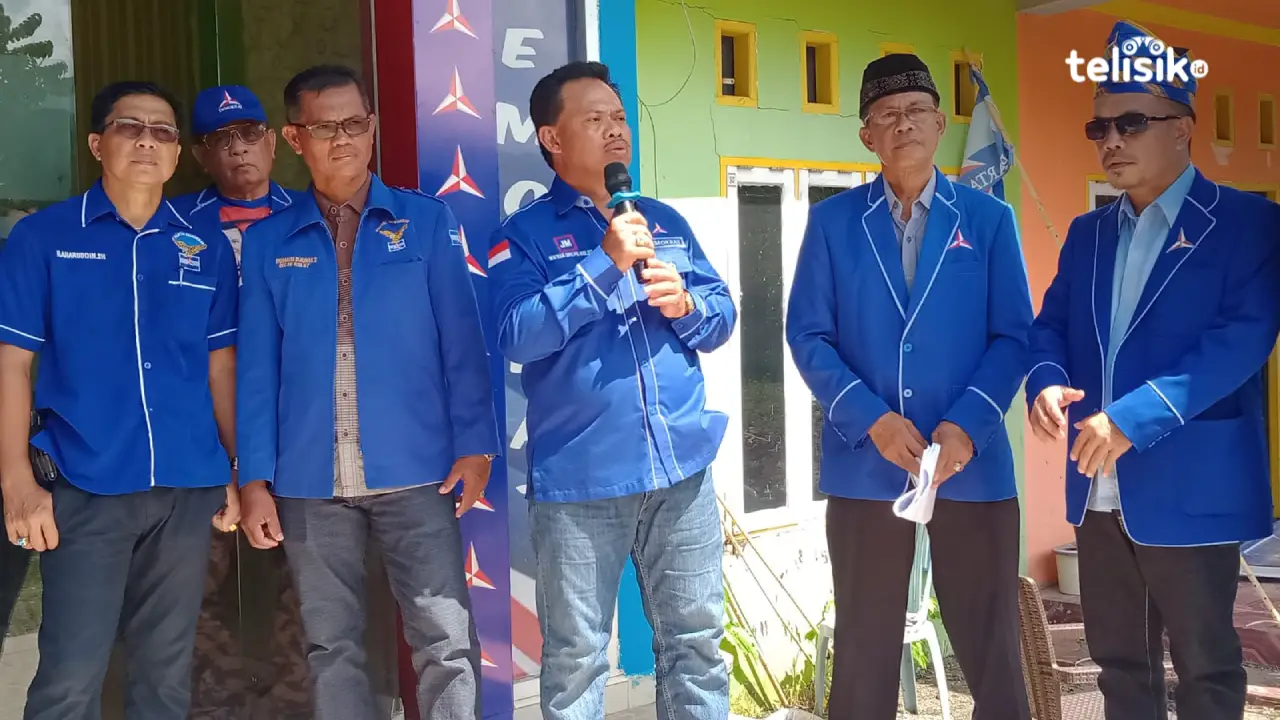 Ketua DPC Partai Demokrat, H. Jumardin bersama Sekertaris, Buhari serta jajaran pengurus partai memberikan wejangan kepada bacaleg. Foto: Muh Risal H/Telisik