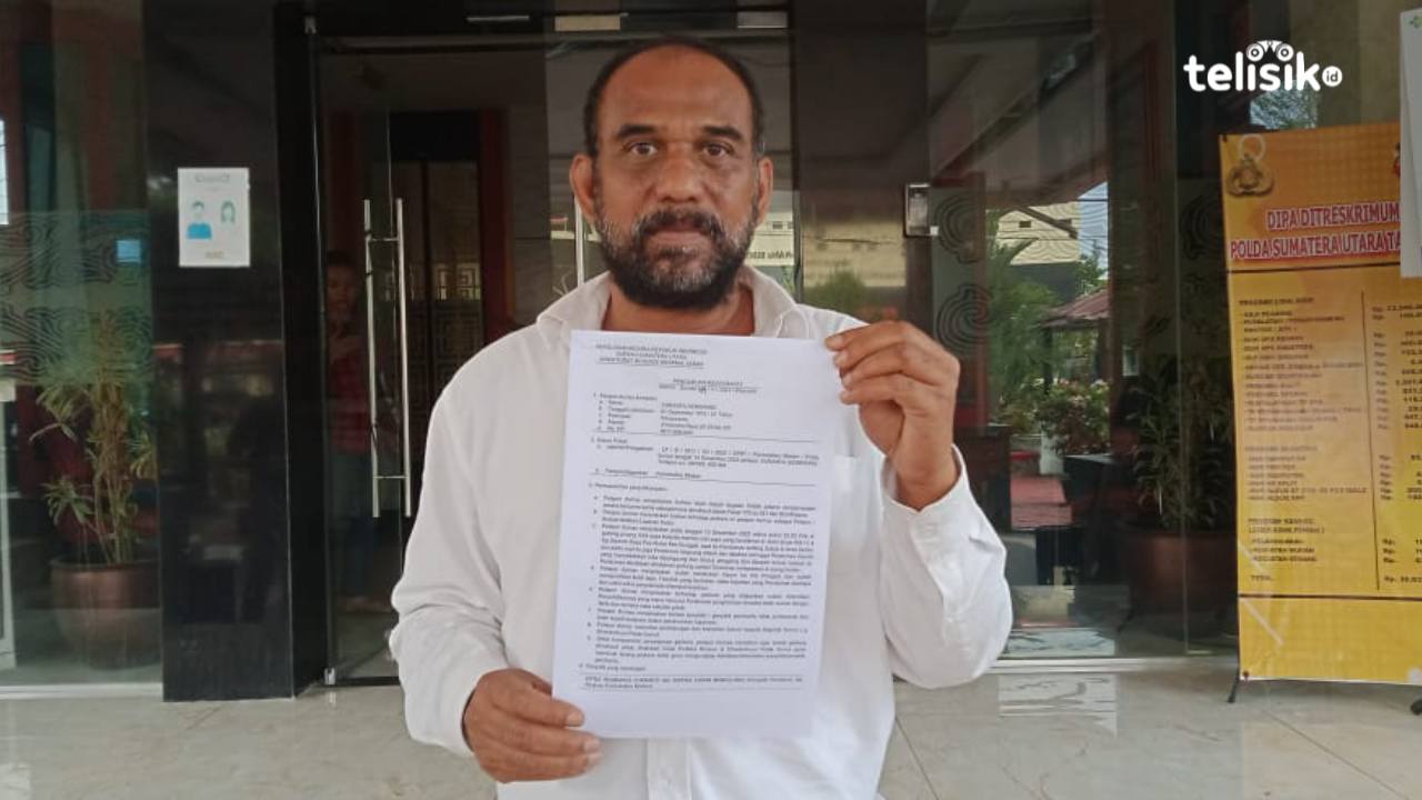 Suranta Sembiring menunjukkan bukti laporan dumas yang dibuatnya di Kantor Direktorat Reserse Kriminal Umum Polda Sumatera Utara. Foto: Reza Fahlefy/Telisik