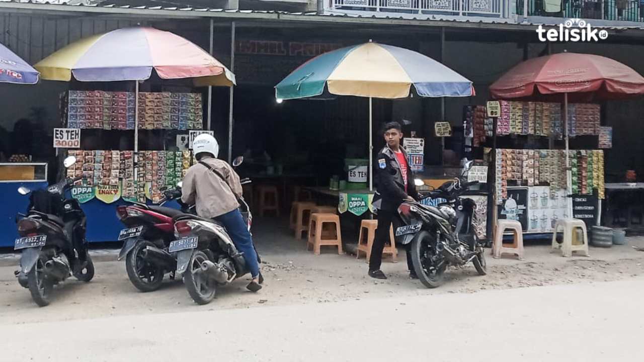 Beberapa pelaku usaha aneka minuman dan makanan berjejer di tepi jalan depan gerbang kedua kampus UHO. Foto: Wiwik Prihastiwi/Telisik