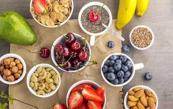Beberapa makanan seperti buah-buahan, makanan pedas dan tinggi lemak, adalah contoh makanan yang dapat memicu naiknya asam lambung. Foto: Halodoc.com