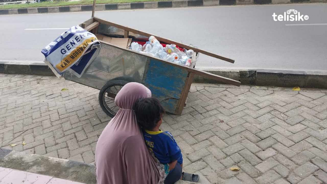 Seorang ibu berusia kepala empat bernama Asna, kesehariannya menyisir sepanjang jalan di Kota Kendari, memunguti barang bekas lalu dijual untuk menopang hidup ketiga anaknya. Foto: La Ode Muhlas/Telisik