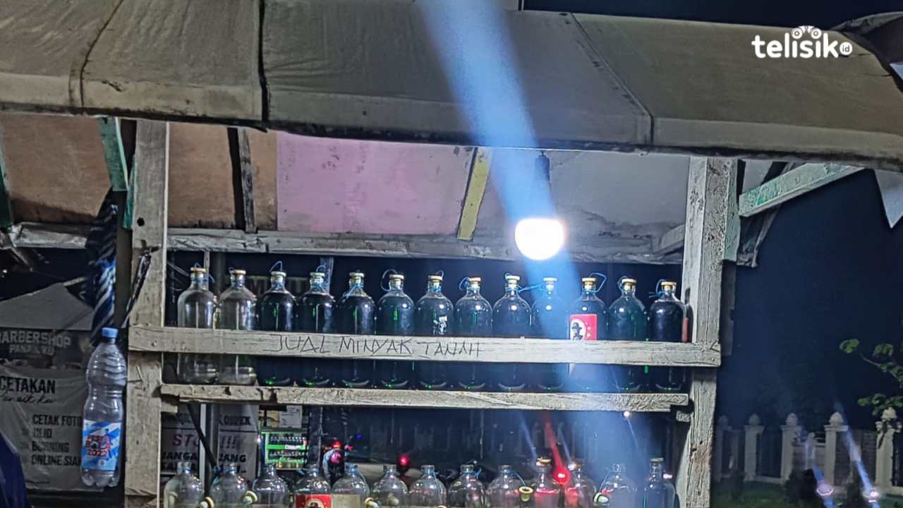Bisnis bensin eceran ternyata cukup menjanjikan, penjual di Kota Kendari bisa beli mobil Rp300 juta lebih. Foto: Ahmad Jaelani/Telisik