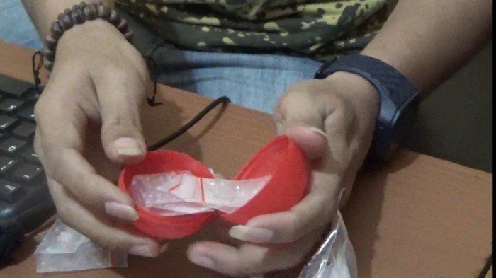 Sabu yang dijual tersangka disimpan di dalam bola plastik untuk transaksi sabu di Bangkalan Madura. Foto: Ist.