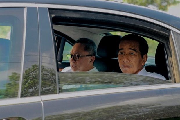 Presiden Joko Widodo meninjau ruas jalan pertama yang rusak dalam kunjungan kerja ke Provinsi Lampung, Jumat (5/5/2023). Foto: Katadata