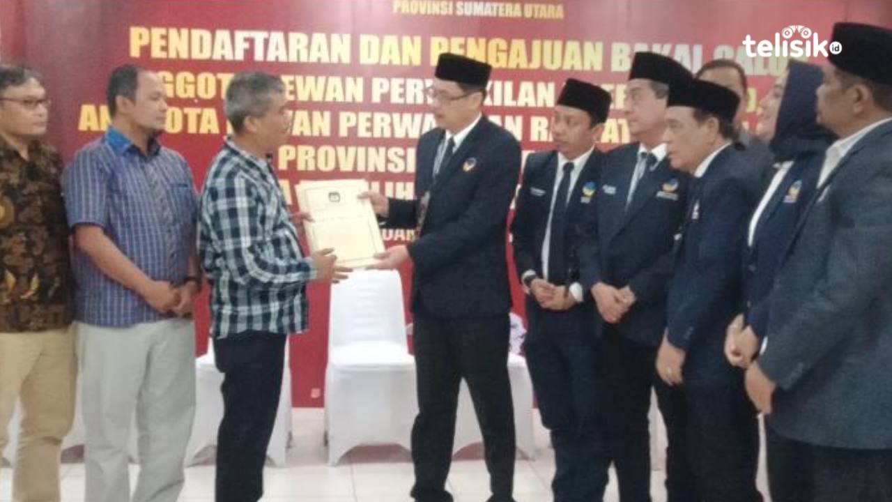 Ketua DPW Partai Nasdem, Iskandar ketika menyerahkan syarat dukungan pendaftaran bakal calon DPRD Sumatera Utara dan diterima oleh komisioner KPU. Foto: Reza Fahlefy/Telisik