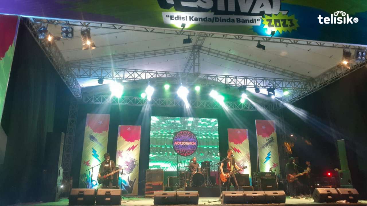 Rockfada, salah satu band era 2000-an yang tampil di hari ke-2 Kendari Rock Festival. Foto: Ahmad Badaruddin/Telisik