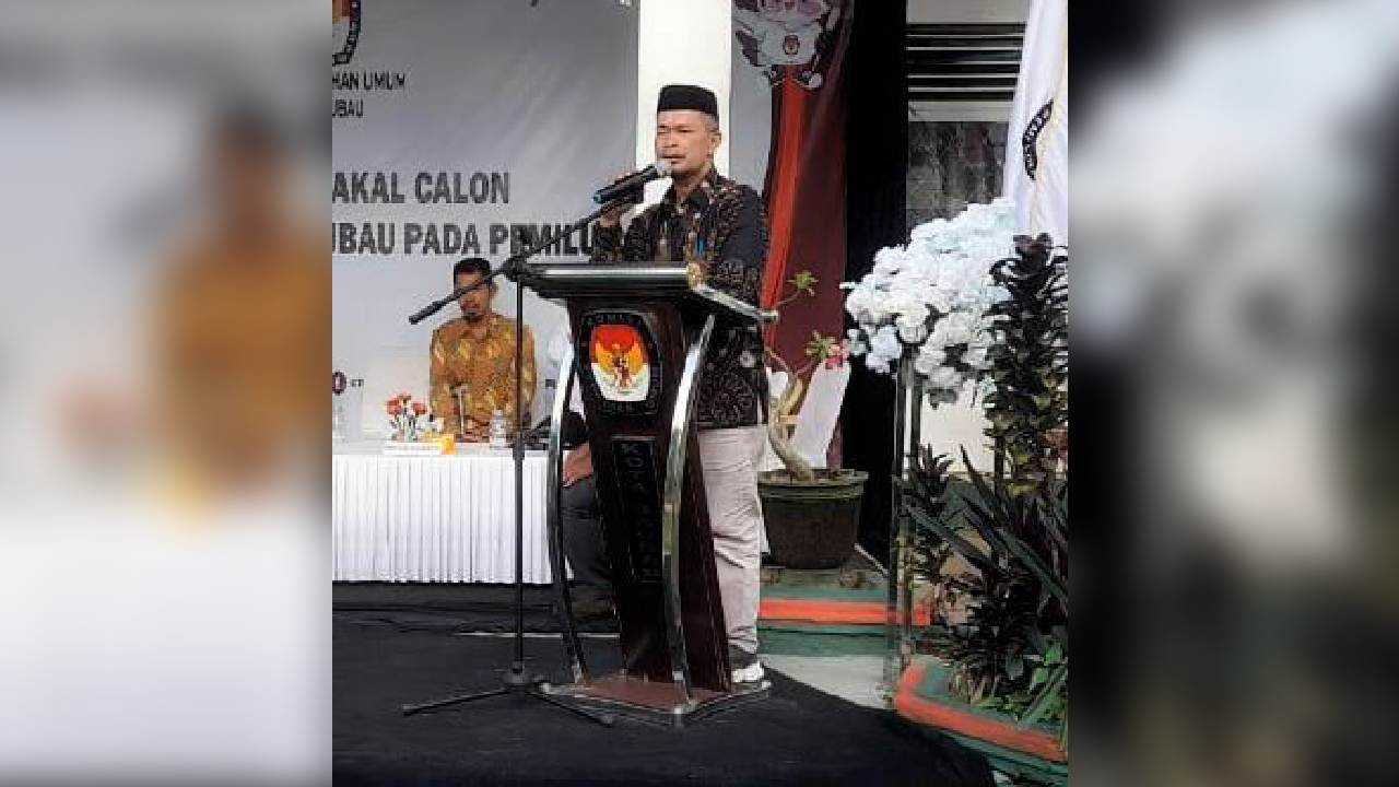 Ketua KPU Kota Baubau, Edi Sabara mengatakan hanya 1 partai yang tidak daftar bacaleg yaitu Partai Garuda. Foto: Elfinasari/Telisik