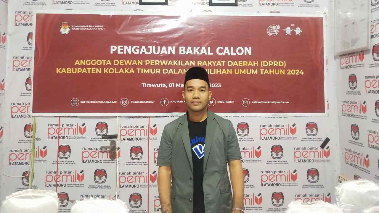 Koordinator Devisi Teknis KPU Kolaka Timur, Anhar memverifikasi berkas bacaleg Partai Gelora di aplikasi silon. Foto: Ist.