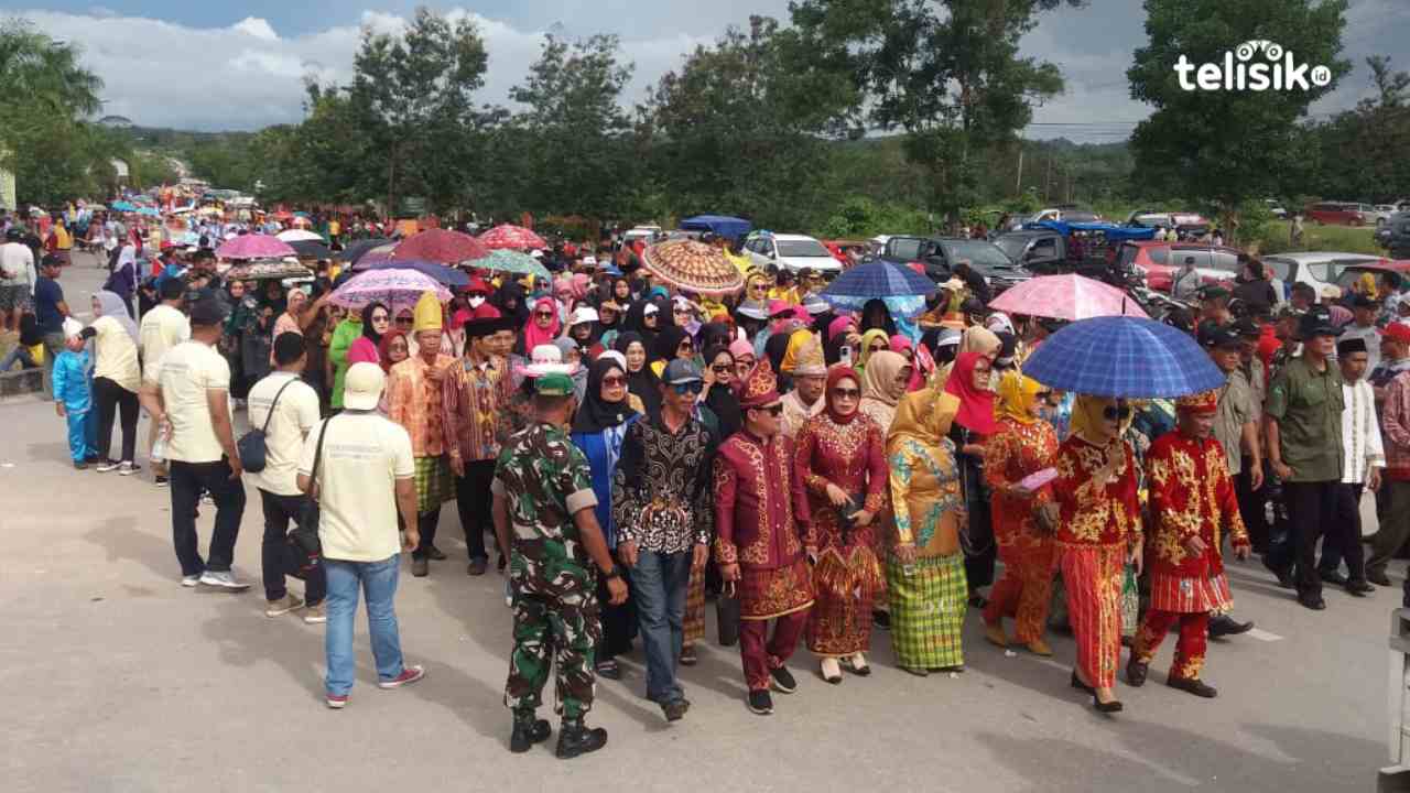 HUT ke-20 Kabupaten Konawe Selatan tahun 2023 ini dikemas begitu meriah. Pawai budaya membuat masyarakat dari berbagai penjuru mendatangi ibu kota kabupaten.  Foto: Ashar Hamka/Telisik