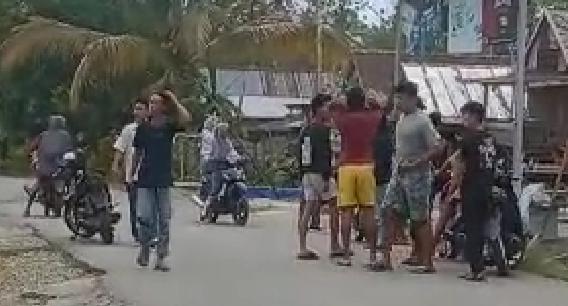 Seorang siswa SMKN 5 Kolaka Utara nyaris ditikam teman sekolah sendiri. Foto: Tangkapan layar video