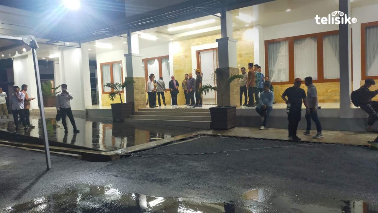 Situasi rumah jabatan Bupati Kolaka Timur yang menunggu kehadiran Gubernur Sulawesi Tenggara, Ali Mazi. Foto: Sigit Purnomo/Telisik