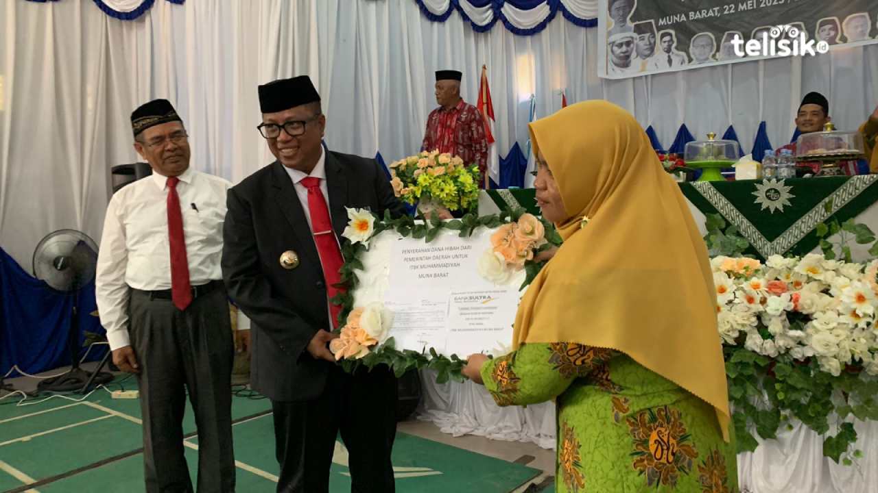 Penyerahan dana hibah dari pemerintah daerah pada ITBKM Muna Barat sebesar Rp300 juta. Foto: Putri Wulandari/Telisik