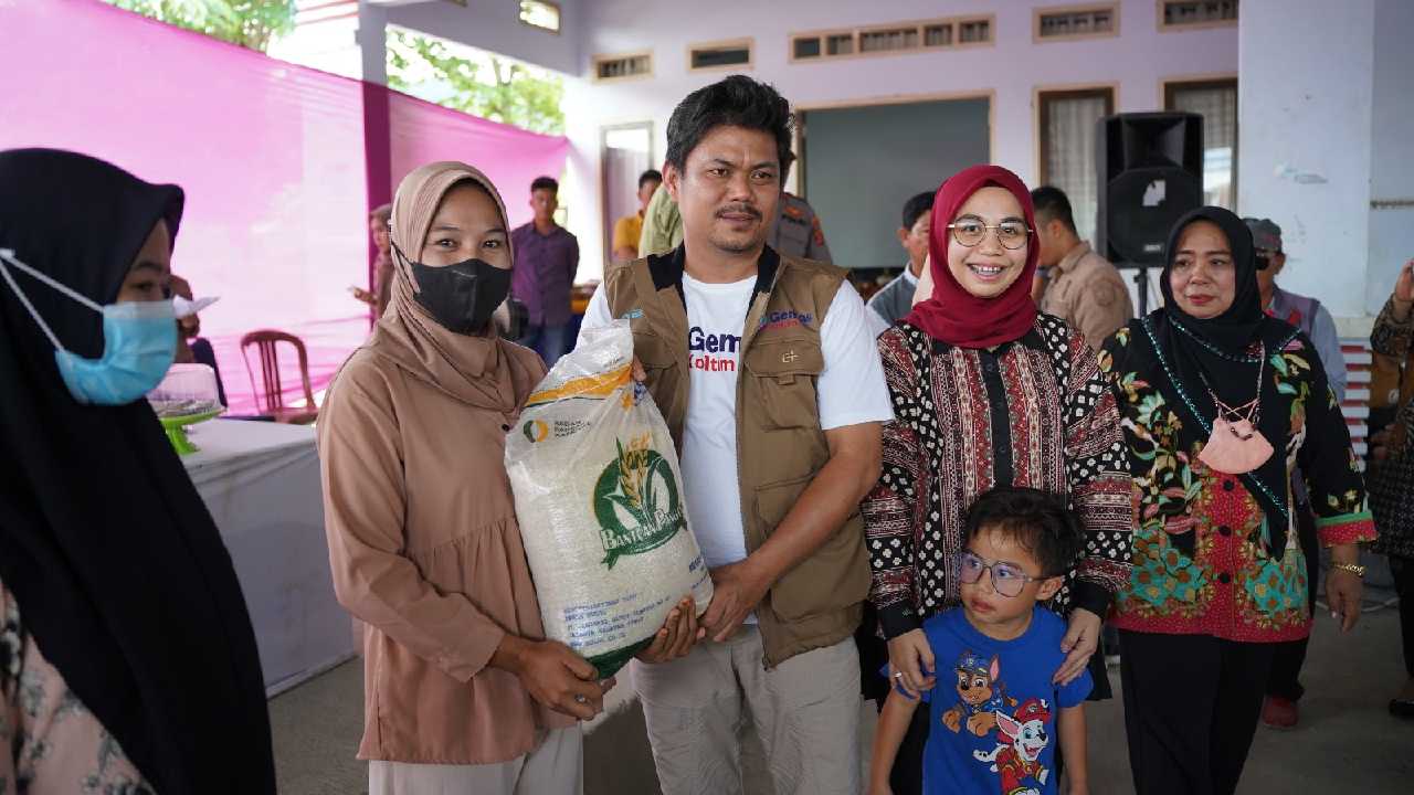 Pemkab Kolaka Timur salurkan bantuan cadangan pangan berupa beras kepada ribuan KPM. Foto: Ist.