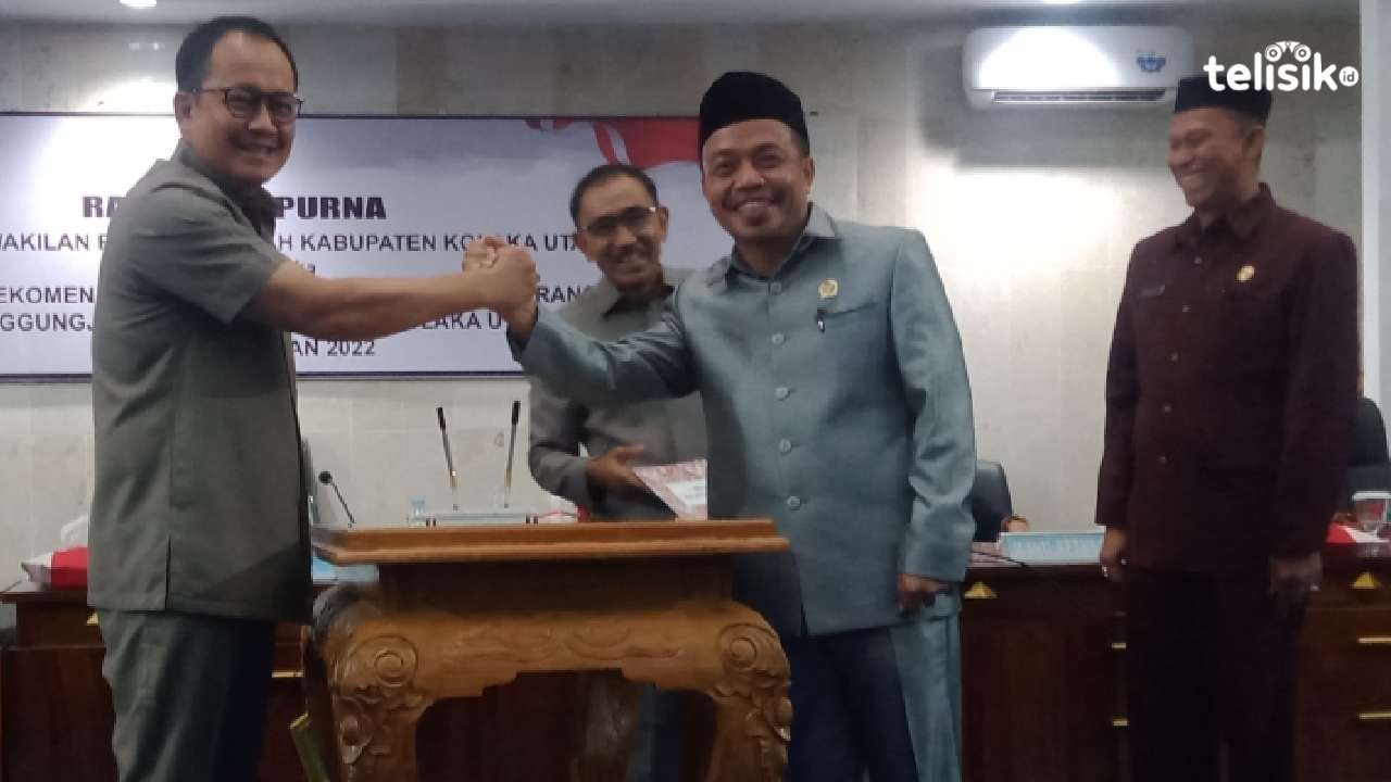 Penjabat Bupati Kolaka Utara, Parinringi bersama Ketua DPRD Kolaka Utara, Buhari Djumas usai menandatangani nota kesepahaman LKPJ Bupati Kolaka Utara Tahun Anggaran 2022. Foto: Muh. Risal H/Telisik