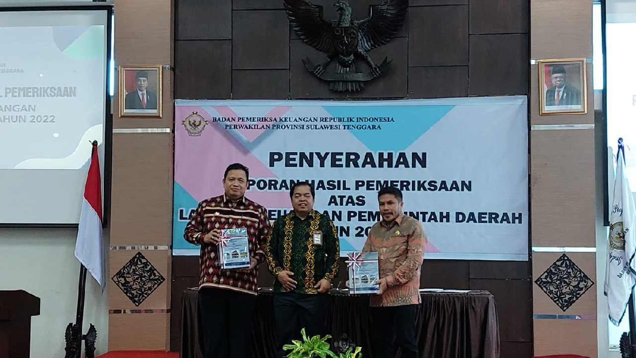 Bupati Muna, LM Rusman Emba bersama Ketua DPRD, Irwan menerima dokumen WTP dari BPK RI perwakilan Sulawesi Tenggara. Foto: Ist.