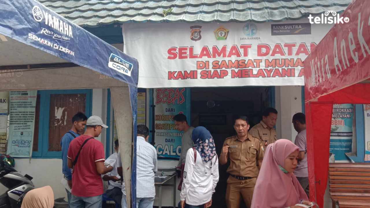 KUPTD Samsat Muna, Syukur Alwan saat memantau wajib pajak. Foto: Sunaryo/Telisik