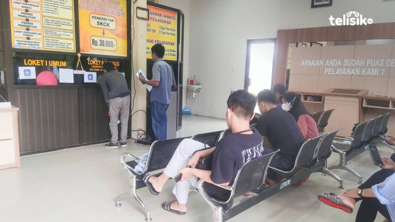 Bakal calon anggota legislatif lengkapi berkas pendaftaran dengan membuat Surat Keterangan Catatan Kepolisian di Polda Sulawesi Tenggara. Foto: Erni Yanti/Telisik