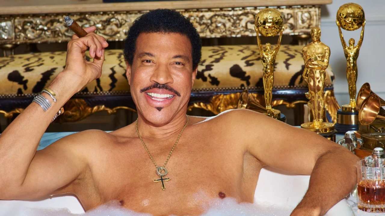 Penyanyi Lionel Richie masih terlihat bugar di usianya yang menginjak 73 tahun. Ia membeber rahasia awet mudanya berasal dari seks. Foto: Gq-magazine.co.uk
