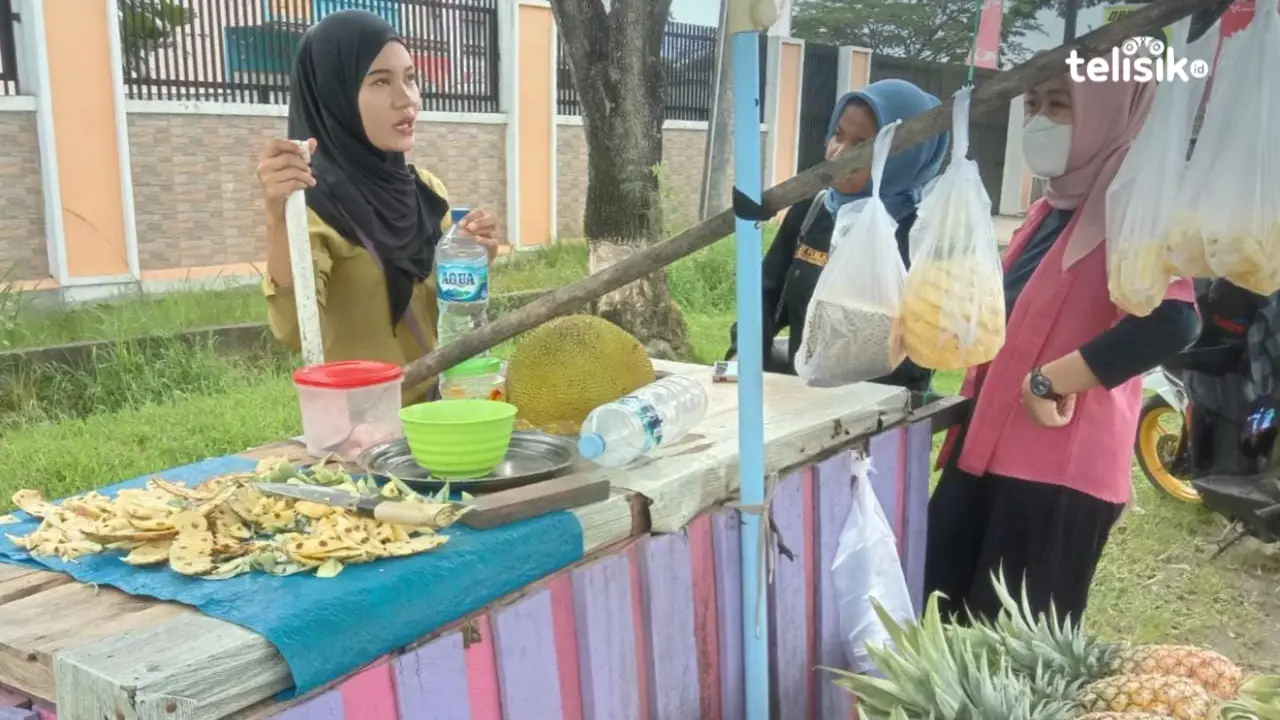 Tidak hanya berdagang buah, Winar Febriani mulai merintis bisnis kecantikan dengan mengikuti pelatihan dan mengumpulkan modal untuk membangun bisnisnya. Foto: Erni Yanti/Telisik