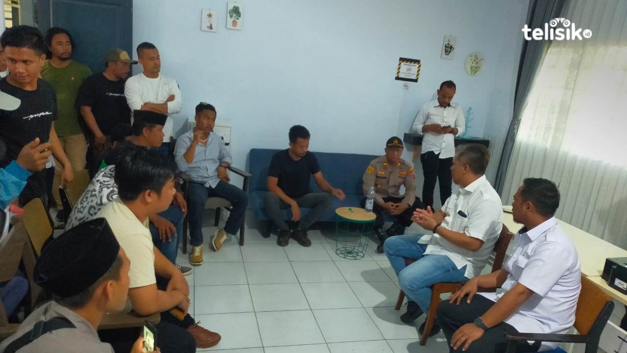 Masa aksi saat melakukan diskusi bersama Kepala Satuan Kerja SNVT PJPA Balai Wilayah Sungai Sulawesi 4 Kendari terkait penyelesaian proyek rehabilitasi saluran irigasi Ameroro. Foto: Sigit Purnomo/Telisik