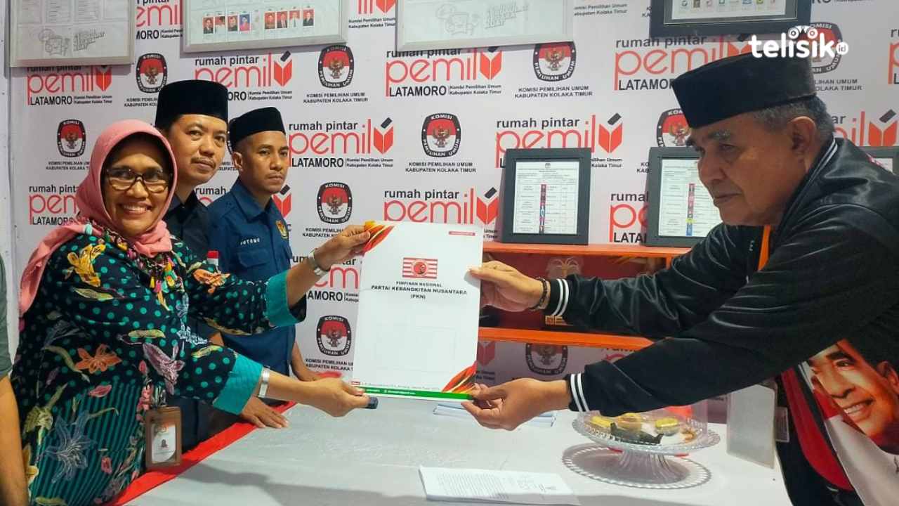 PKN Kolaka Timur saat menyerahkan berkas pendaftaran bacaleg ke KPU Kolaka Timur. Foto: Sigit Purnomo/Telisik