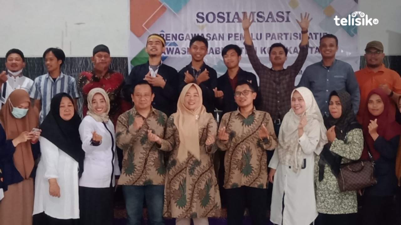 Komisioner Bawaslu Kolaka Utara (baju batik) bersama peserta sosialisasi pengawasan pemilu partisipatif. Fotof Muh Risal H/Telisik