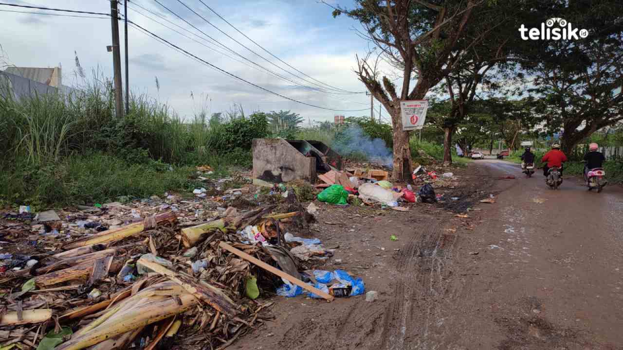 Jalan Wulele, Kecamatan Wuawua, Kota Kendari sungguh memprihatinkan. Apalagi jalan itu merupakan akses pelajar di SMAN 11 Kendari. Foto: Ibnu/Telisik