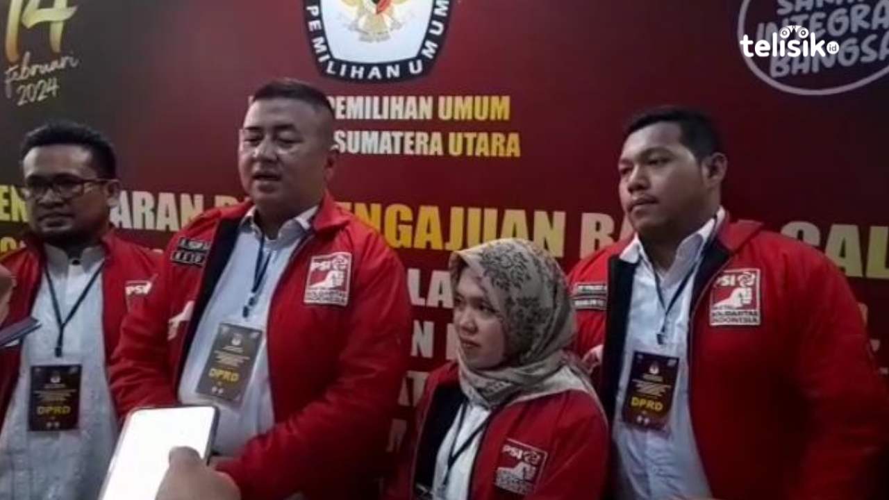 Ketua DPW PSI Sumatera Utara Nezar Djoeli (dua dari kiri) ketika memberikan keterangan kepada sejumlah awak media usia mendaftar bacaleg di kantor KPU Sumatera Utara di Medan. Foto: Reza Fahlefy/Telisik
