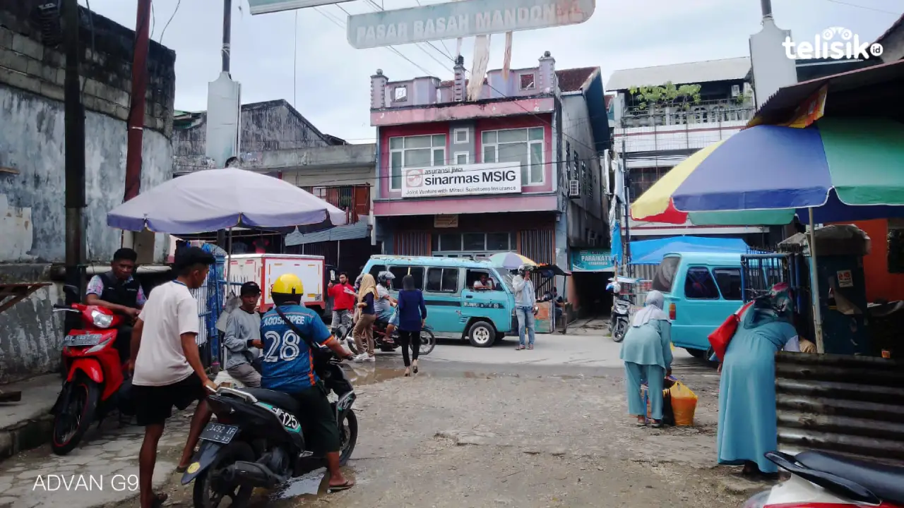 Pungutan lahan parkir masih ditangani oleh PT Kurnia dimana pungutan itu berlaku di area pintu masuk dan keluar meski kontraknya dengan pemerintah telah berakhir pada Februari 2023. Foto: Nur Khumairah/Telisik