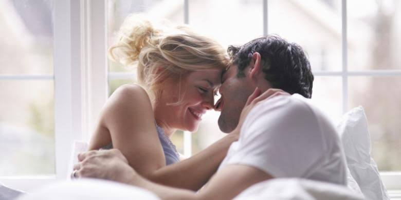 Wanita juga bisa merasakan orgasme, orgasme pada wanita bisa ditandai dengan munculnya rasa ingin kencing. Foto: Kompas.com