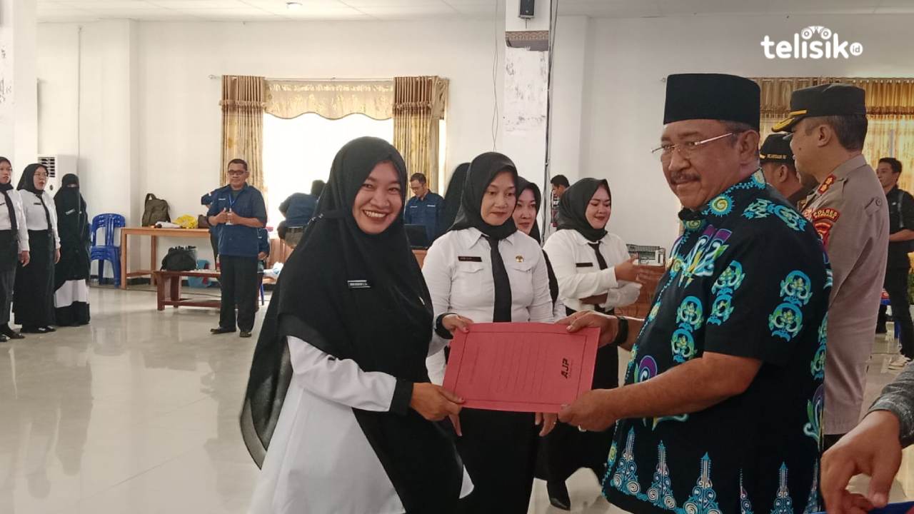 penyerahan SK PPPK formasi kesehatan Kabupaten Bombana oleh Pj Bupati Bombana, Burhanuddin di Aula Tanduale Kantor Bupati Bombana. Hir Abrianto/Telisik
