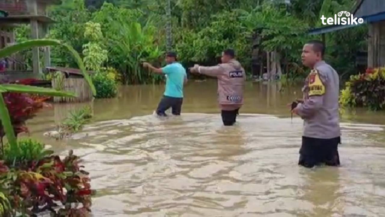 Kondisi rumah warga di lingkungan empat Kelurahan Lapai, Kecamatan Ngapa yang terendam banjir hingga setinggi pinggang orang dewasa. Foto: Muh Risal H/Telisik