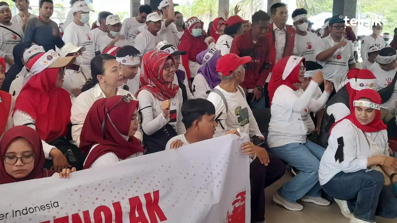 Ratusan massa aksi yang terdiri dari tenaga kesehatan se-Sulawesi Tenggara, tumpah ruah di jalan. Mereka melakukan aksi long march ke kantor DPRD Sulawesi Tenggara. Foto: Rasmin Jaya/Telisik