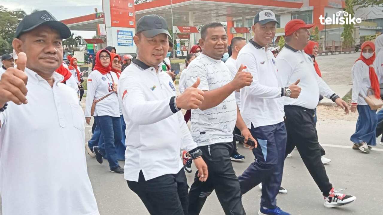 Pj Wali Kota Kendari, Asmawa Tosepu bersama masyarakat ikut meramaikan kegiatan jalan sehat pada HUT ke-192 Kota Kendari. Foto: Erni Yanti/Telisik