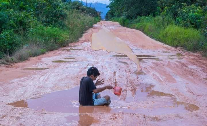 Masyarakat Lalembuu sudah putus asa dengan jalan berbatu dan berdebu. Foto: Ist.