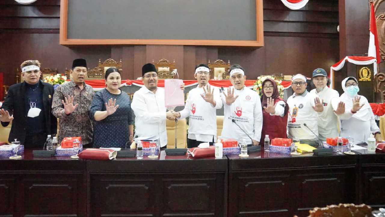 Perwakilan elemen nakes saat ditemui anggota DPRD Jawa Timur sebagai bentuk penolakan RUU Kesehatan. Foto: Ist.