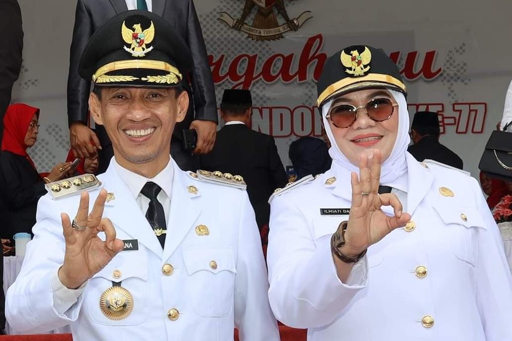 Bupati Wakatobi Haliana dan Wakil Bupati Wakatobi Ilmiati Daud terlibat konflik hingga berujung pada insiden remas bibir yang jadi perbincangan masyarakat. Foto: Repro Facebook