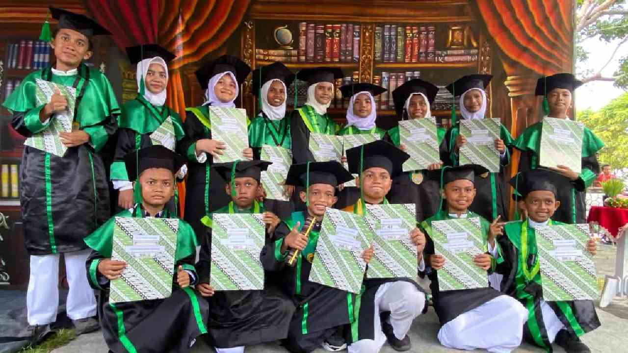 Fotografer studio raih cuan banyak manfaatkan momen wisuda SD se-Kota Baubau. Foto: Ist.