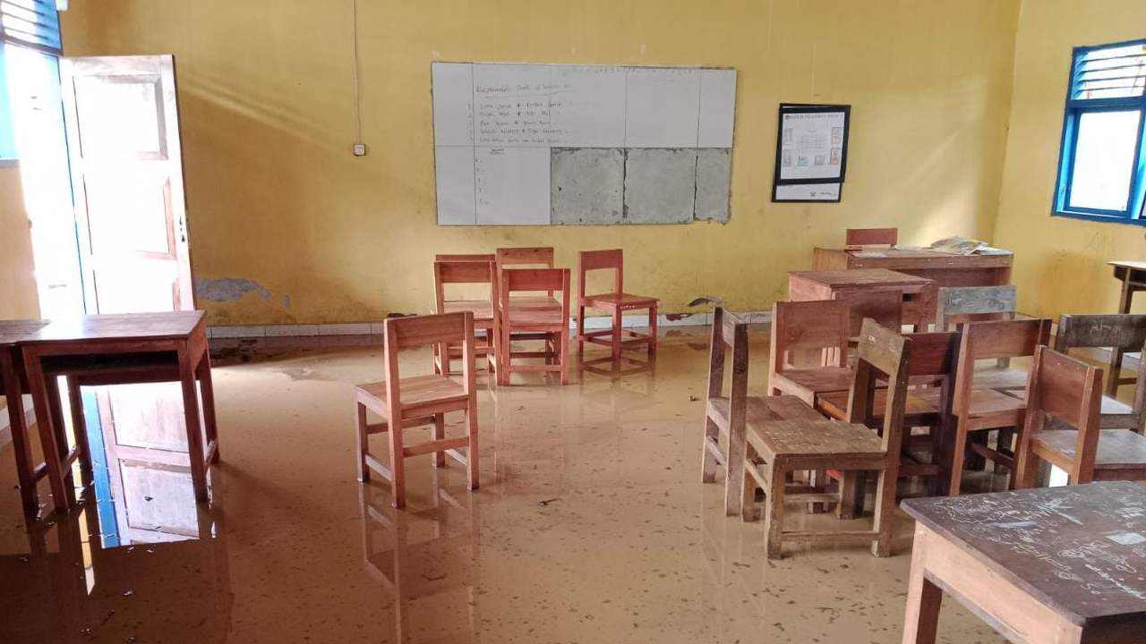 Ruang belajar SD Negeri 10 Wumbuburo, Kecamatan Kabaena Timur yang digenangi air. Foto: Ist.