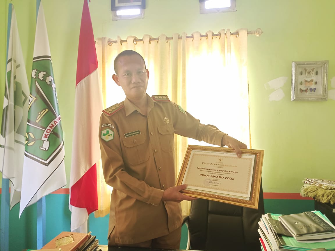 Kepala UPTD Puskesmas Unaaha memperlihatkan penghargaan PPKM Award 2023 dari pemerintah pusat. Foto: Ist.