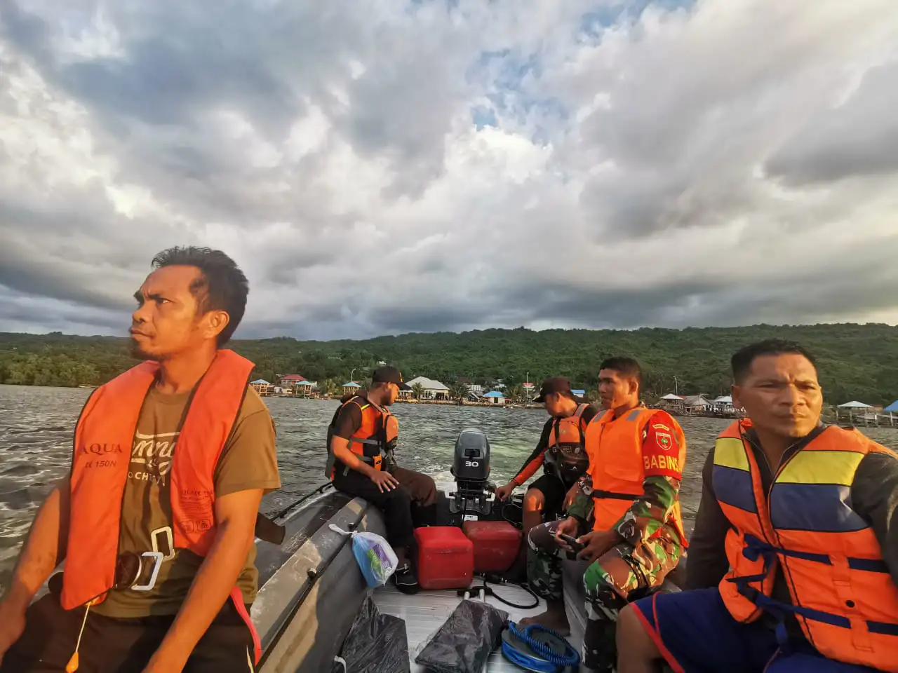 Tim SAR ketika melakukan pencarian warga Buton yang dilaporkan hilang ketika melaut di perairan desa Wasampela, Kabupaten Buton. Foto: Ist.