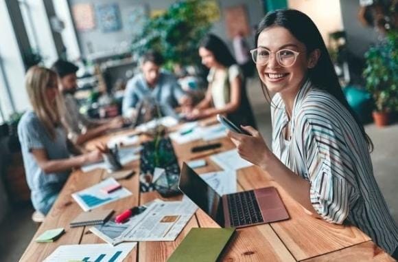 Keterampilan atau skill individu menjadi hal yang penting bagi pekerja yang ingin mulai karier, namun di tengah maraknya AI, beberapa lapangan pekerjaan bakal terancam. Foto: Detik.com