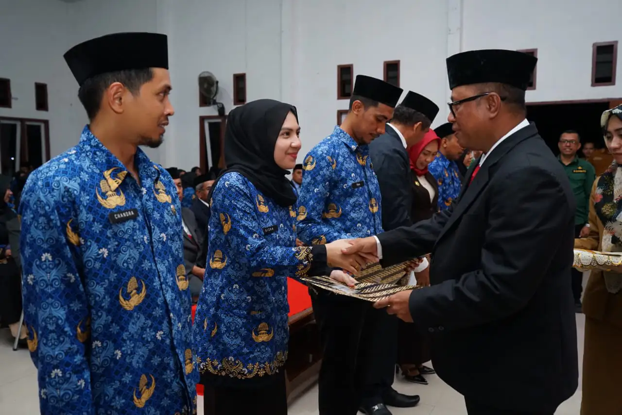 Penyerahan SK pelantikan terhadap PPPK formasi guru oleh Pj Bupati Muna Barat. Foto: Ist.