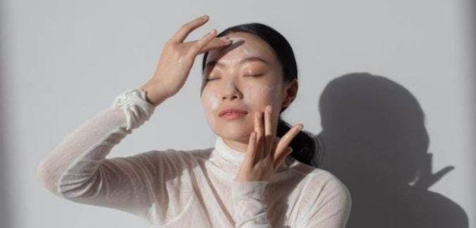 Sunblock bisa digunakan bagi kamu yang akan beraktivitas berjam-jam di bawah paparan sinar matahari. Sementara untuk penggunaan sehari-hari atau untuk kegiatan outdoor yang tidak terlalu lama. Foto: Tribunnews.com