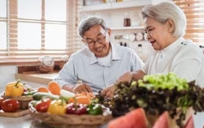 Untuk mendapatkan stamina yang optimal, penuhi kebutuhan tubuh dengan makanan padat nutrisi, termasuk protein tanpa lemak, biji-bijian, kacang-kacangan, buah-buahan, maupun sayuran. Foto: Parapuan.co