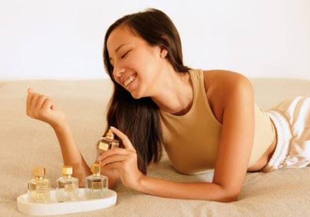 Bagi banyak orang pergi ke luar rumah belum lengkap tanpa pakai parfum. Sayangnya cuaca di Indonesia cukup panas, sehingga membuat aroma parfum cepat menguap. Foto: Mine perfumery.com