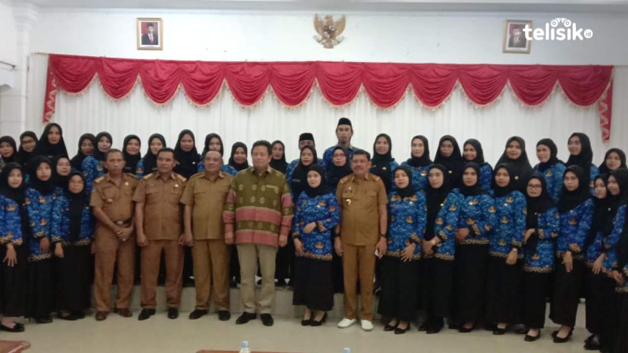 Bupati Muna, LM Rusman Emba menyerahkan SK PPPK nakes. Foto: Sunaryo/Telisik