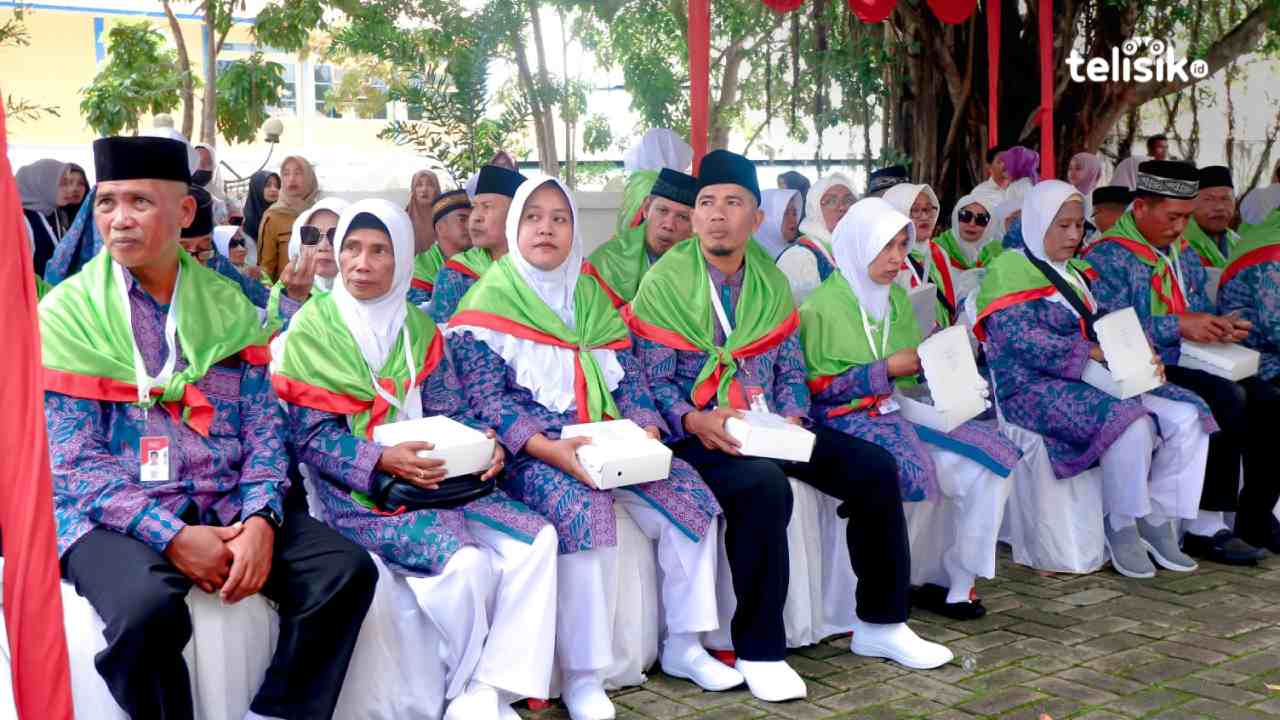 Acara pelepasan calon jemaah haji asal Kabupaten Wakatobi di rujab bupati. Foto: Wiwik Prihastiwi/Telisik